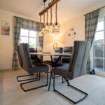 Essbereich mit Tisch, Stühlen und Fensterblick.