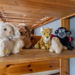 Plüschtiere unter einem Holzbett