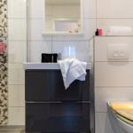 Badezimmer mit Dusche, Waschbecken und Toilette