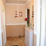 Flur mit Holzboden, Schrank und Leuchte. Wanddekoration mit Laterne.