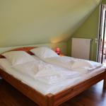 Doppelbettzimmer mit Blick auf Terrasse