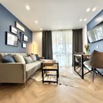 Wohnbereich mit Sofa, Esstisch und TV an blauen Wänden.