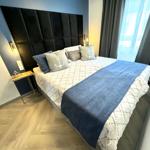 Schlafzimmer mit Bett, Kopfteil und Fenster