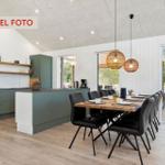 Küche und Essbereich mit Holzboden und Blick auf die Terrasse.