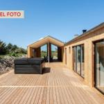 Holzveranda mit Whirlpool und Dusche an modernem Haus