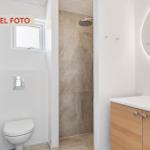 Bad mit Dusche, Waschbecken und Toilette. Moderne Einrichtung.