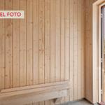 Sauna mit Holzwand und Sitzbank. Durchgang zur Terrasse mit Whirlpool.