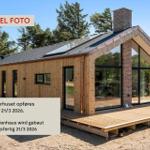 Modernes Ferienhaus mit Holzfassade und großem Glasbereich auf Holzterrasse.