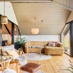 Wohnbereich mit Sofa, Sitzgelegenheiten und Blick auf die Terrasse.