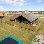 Moderne Villa mit Terrasse, Garten und Trampolin. Blick auf die Umgebung.