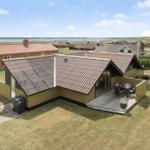 Moderne Ferienhaus mit Terrasse und Blick auf die Landschaft.