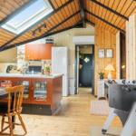 Küche mit Essbereich und Fußballtisch unter Holzdach