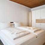 Schlafzimmer mit Doppelbett, Kleiderschrank und Nachttisch.