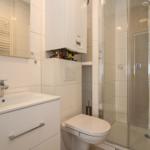 Badezimmer mit Dusche, Waschbecken und Toilette