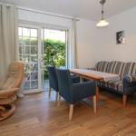 Wohn- und Essbereich mit Sitzgelegenheiten und Blick auf Garten