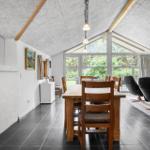 Großer Raum mit Essbereich, Wohnbereich und Blick auf Garten.