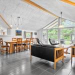 Großer Wohn- und Essbereich mit Holzmöbeln und großem Fensterblick.