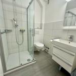 Bad mit Dusche, Toilette und Waschbecken