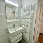 Badezimmer mit Waschbecken, Spiegel und Heizkörper