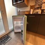 Küche mit kleinem Kühlschrank und Arbeitsfläche