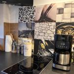 Küchenzeile mit Kaffeemaschine und Induktionskochfeld