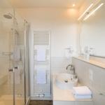 Bad mit Dusche, Waschbecken und Handtuchheizung