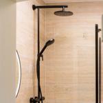 Duschkabine mit schwarzer Dusche und Steinwand