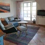 Wohnzimmer mit Sitzecke und TV