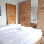 Schlafzimmer mit Doppelbett und Kleiderschrank