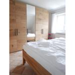 Schlafzimmer mit Kleiderschrank