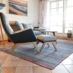 Wohnbereich mit Sofa und Sessel