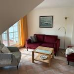 Wohnbereich mit Sofa und Sessel