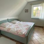 Schlafzimmer mit Doppelbett