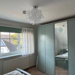 Schlafzimmer mit Doppelbett und Kleiderschrank