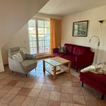 Wohnbereich mit Sofa und Sessel