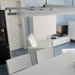 Wohnbereich mit TV und Kamin