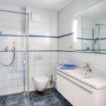 Badezimmer mit ebenerdiger Dusche