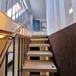 Moderne Treppe mit Metallgeländer führt zu einer oberen Etage.