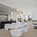 Moderne Küche mit Essbereich und Wohnzimmer mit Kamin und Glasgeländer.