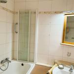 Bad mit Badewanne, Dusche und Waschbecken