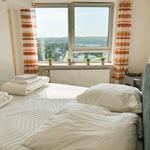 Schlafzimmer mit Blick auf die Landschaft.