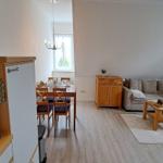 Wohn- und Essbereich mit Sofa, Tisch und Küchenzeile.