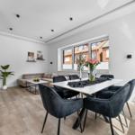 Esszimmer mit Tisch und Stühlen, Wohnbereich mit Sofa und Fernseher.