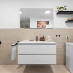 Badezimmer mit Waschmaschine und Spiegelschrank