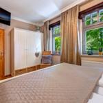 Schlafzimmer mit großen Doppelbett