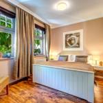 Schlafzimmer mit großen Doppelbett