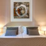 Schlafzimmer mit großen Doppelbett