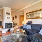 Wohnzimmer mit Sofa, Kamin und runden Tisch