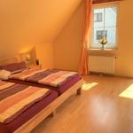 Schlafzimmer mit großen Doppelbett