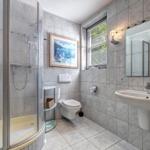 Badezimmer mit Dusche und Waschbecken